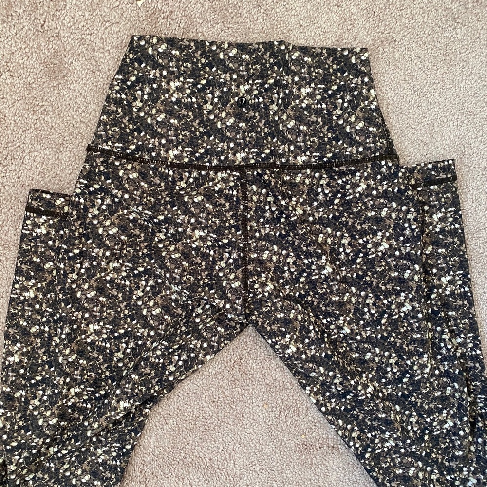 Lululemon Size 8 yoga pants Bronze/gold Sequin pattern
